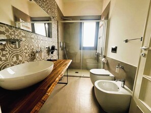 Douche, sèche-cheveux, bidet, serviettes fournies