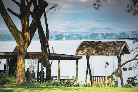 Vista al lago. Elsamere Lodge Naivasha