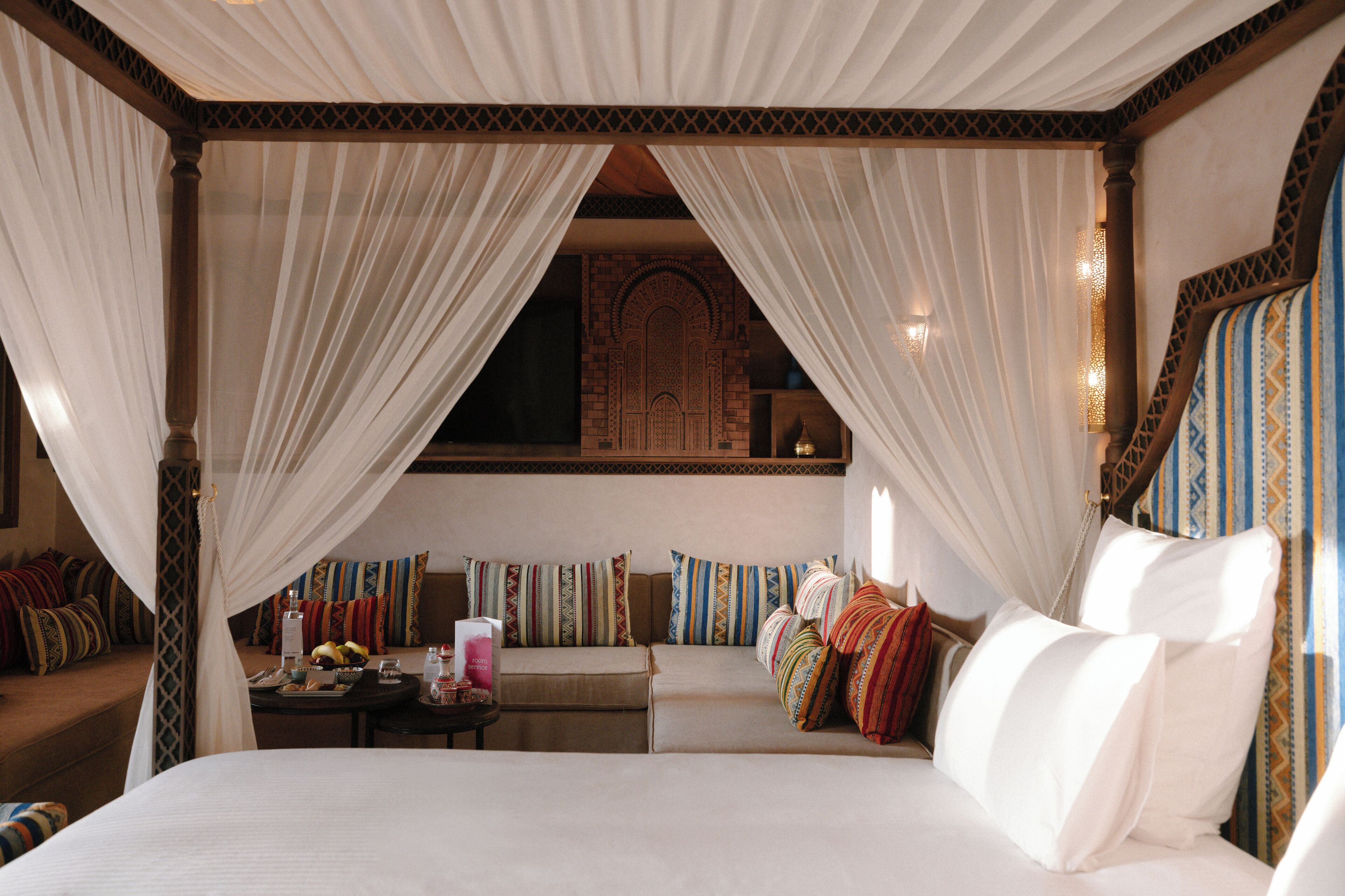 Roupas de cama premium, frigobar, cofres nos quartos, cortinas blackout