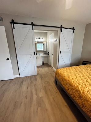 2 Schlafzimmer, Reisekinderbett, kostenloses WLAN, Bettwäsche