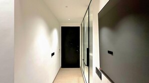 Desk, laptop workspace, free WiFi - SOCIAL on Outram (Singapore)