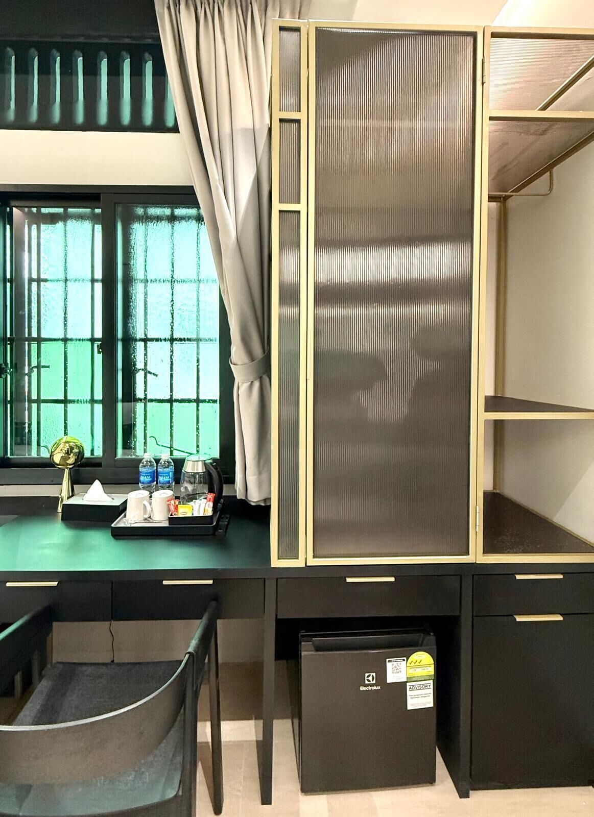 Desk, laptop workspace, free WiFi