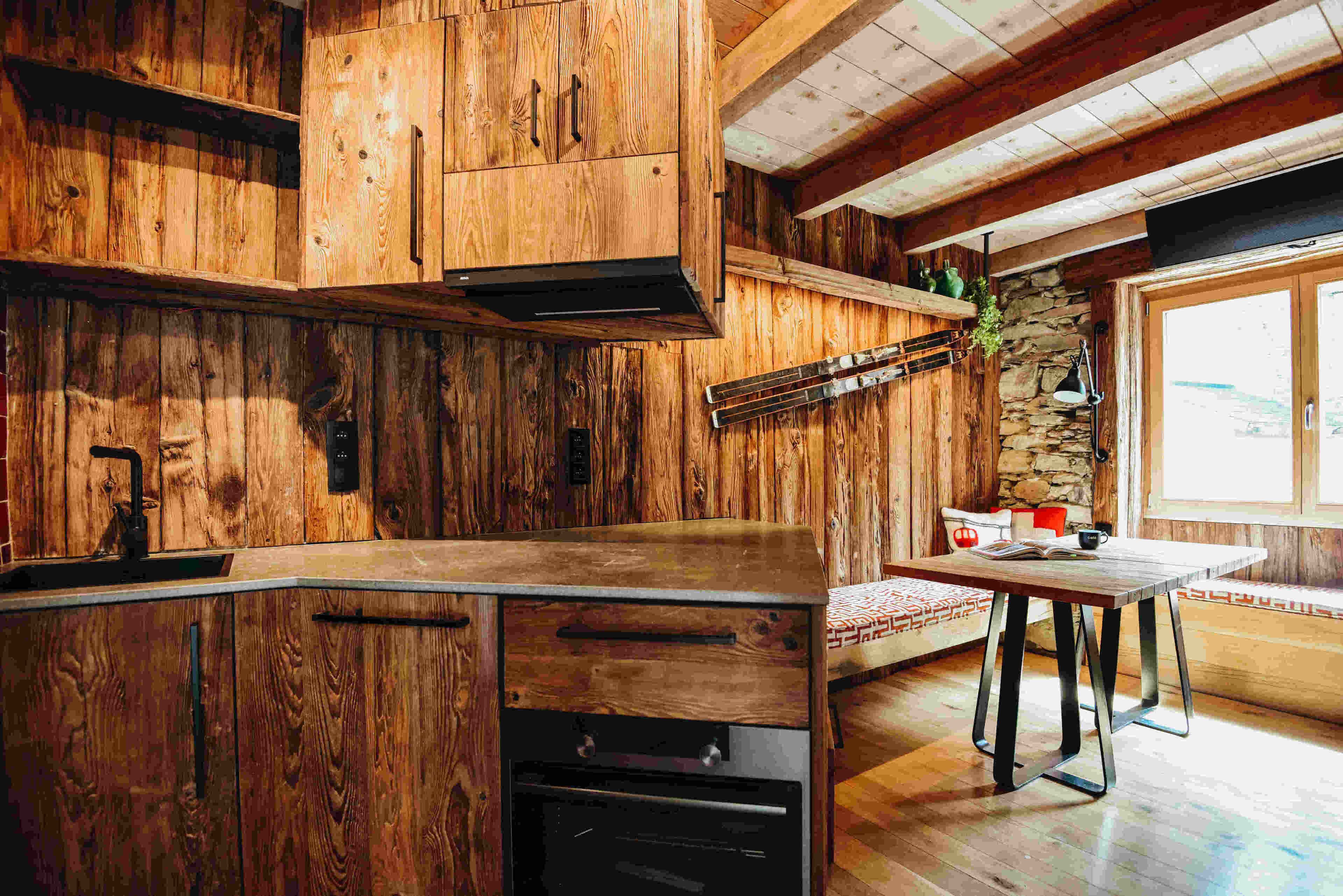 Jääkaappi, uuni, astianpesukone, kahvin-/teenkeitin