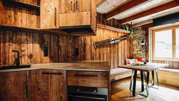 Een koelkast, een oven, een vaatwasser, een koffiezetapparaat/waterkoker