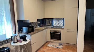 Een magnetron, een oven, een kookplaat, een vaatwasser