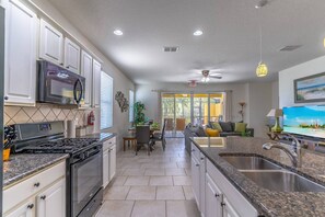 Frigorífico, microondas, horno y placa de cocina