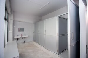 Shower, free toiletries, towels, soap - International Youth Hostel Inn (Pokhara)