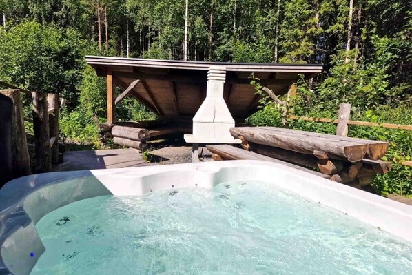 Outdoor spa tub