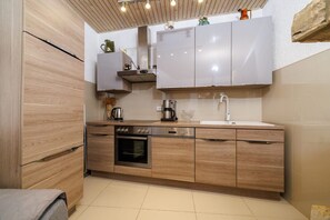 Fridge, microwave, stovetop, dishwasher