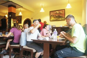 Café da manhã para viagem grátis todos os dias