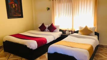 Habitación triple Deluxe | Escritorio, wifi gratis, ropa de cama