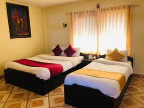 Habitación triple Deluxe | Escritorio, wifi gratis y ropa de cama 