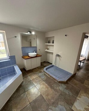 Ducha, secador de pelo y toallas