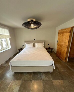 3 dormitorios, tabla de planchar con plancha, cuna de viaje