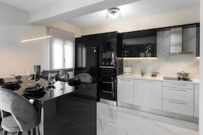 Refrigerador, microondas, horno y lavavajillas 