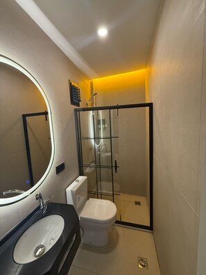 Dusche, Haartrockner, Handtücher, Seife