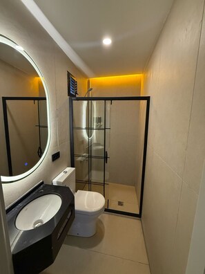 Dusche, Haartrockner, Handtücher, Seife