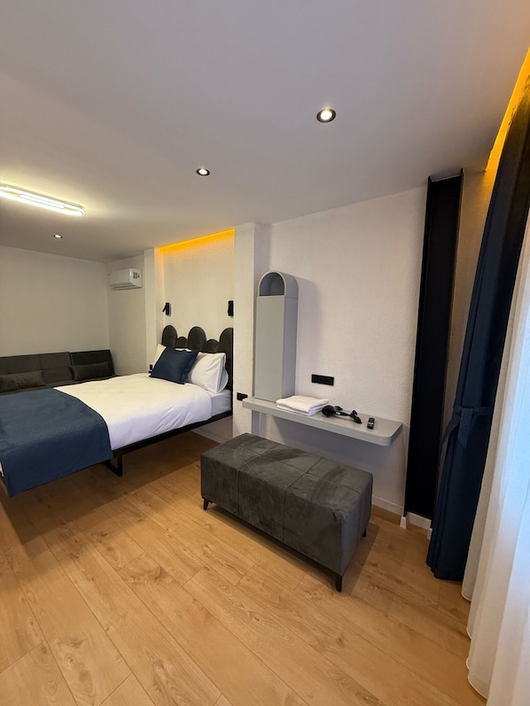 1 habitación, tabla de planchar con plancha, wifi y ropa de cama 