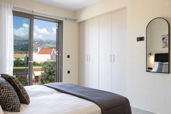 1 chambre, fer et planche à repasser, lit de bébé portatif