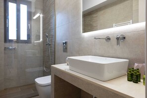 Dusche, Haartrockner, Handtücher