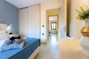 2 quartos, ferros/tábuas de passar roupa, berço de viagem
