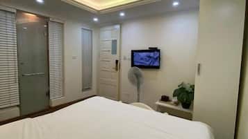 Desk, soundproofing, free WiFi, bed sheets