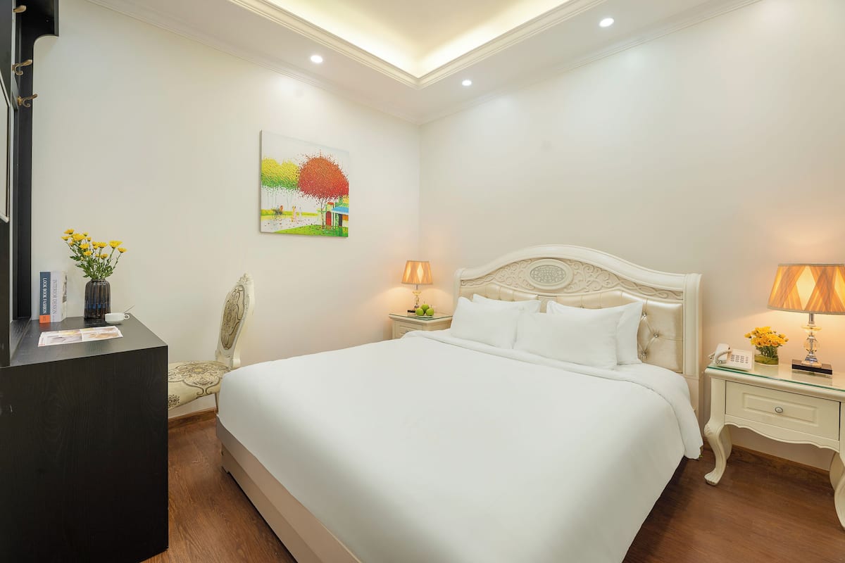 Desk, soundproofing, free WiFi, bed sheets