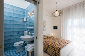 Shower, hair dryer, towels - Aparthotel Pineda - Classic Plus Single Aparthotel (Bibione)