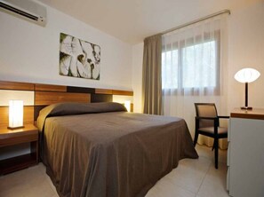 1 quarto, acesso à internet, roupa de cama