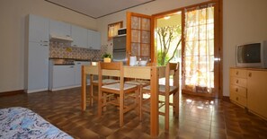 Réfrigérateur, micro-ondes, plaque de cuisson, cafetiÚre/bouilloire