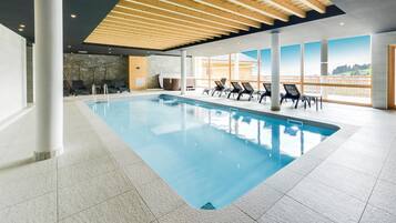 Una piscina cubierta