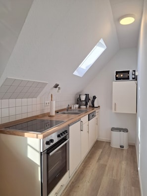 Frigorifero, microonde, forno, piano cottura