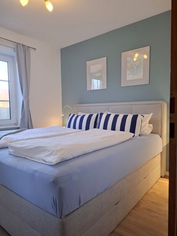 2 bedrooms, iron/ironing board, WiFi