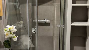 Sèche-cheveux, serviettes fournies, savon, papier toilette