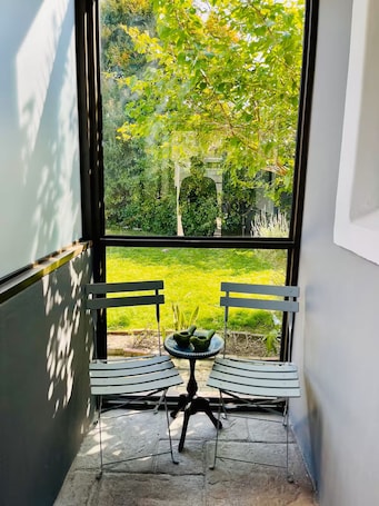 Interior. Charming 1-bedroom cottage in fantastic Cape Town with AC, WiFi