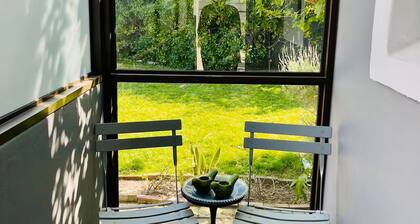 Charming 1-bedroom cottage in fantastic Cape Town with AC, WiFi