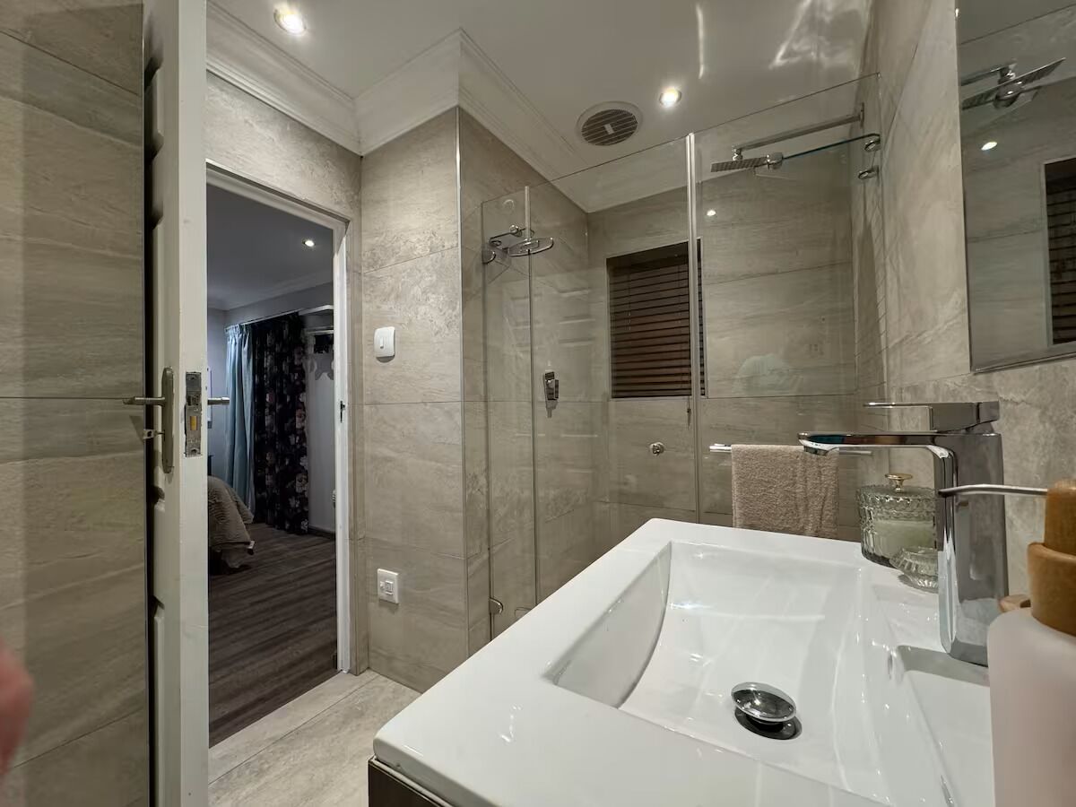 Douche, serviettes fournies, papier toilette