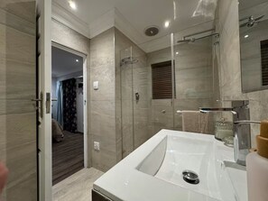 Douche, serviettes fournies, papier toilette