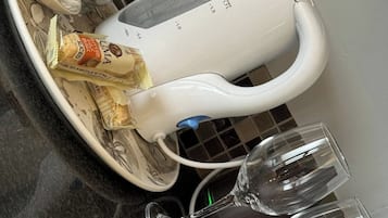 Chuveiro, toalhas de banho, papel higiênico