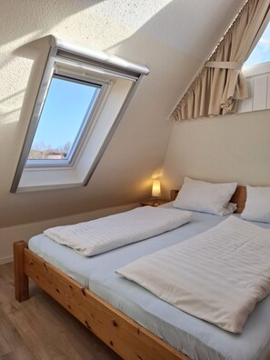 1 slaapkamer, een strijkplank/strijkijzer, wifi