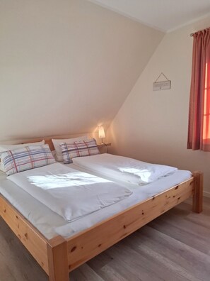 2 bedrooms, iron/ironing board, WiFi