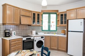 Réfrigérateur, four, lave-vaisselle, cafetière/bouilloire
