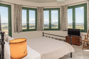 2 bedrooms, in-room safe, iron/ironing board, free WiFi
