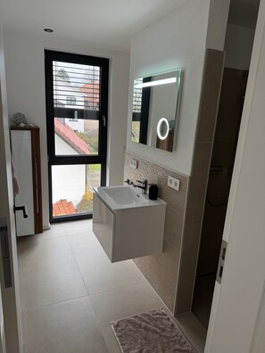 Dusche, Haartrockner, Handtücher