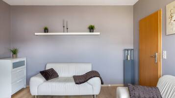 Fernseher, Tischtennisplatte, Stereoanlage