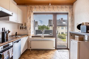 Een koelkast, een microgolfoven, een oven, een kookplaat