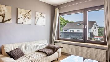 Fernseher, Tischtennisplatte, Stereoanlage