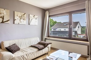Fernseher, Tischtennisplatte, Stereoanlage
