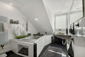 Een douche, een haardroger, handdoeken