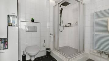 Een douche, een haardroger, handdoeken